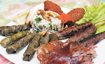 No bar Nó na Madeira, a especialidade são comidas árabes, como quibes e kaftas